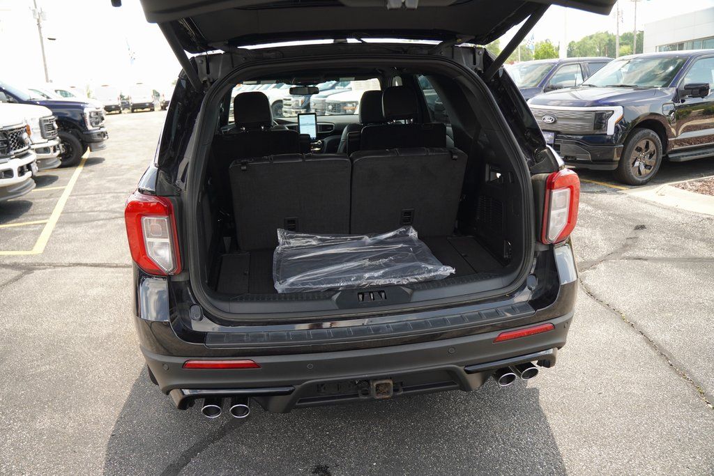 2023 Ford Explorer ST photo 4