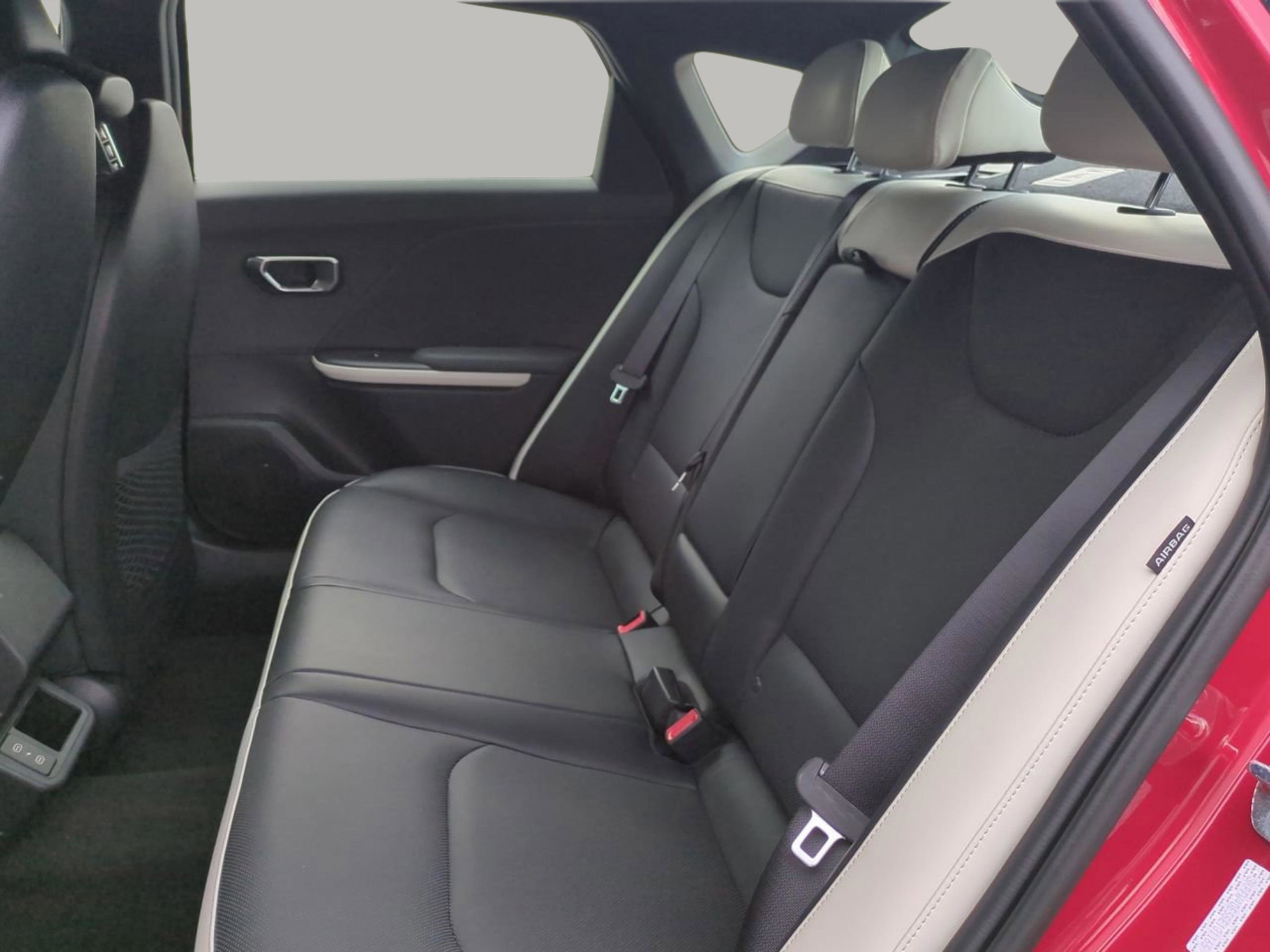 2025 Kia K4 GT-Line photo 10