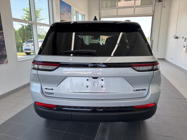 2025 Jeep Grand Cherokee Limited photo 2