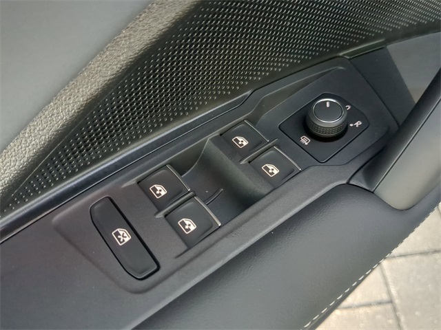 2025 Volkswagen Tiguan SE R-Line Black photo 17
