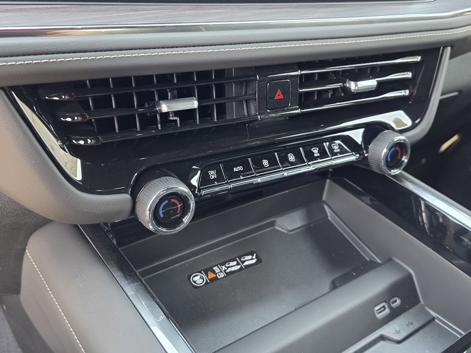 2025 Chevrolet Suburban Premier photo 29