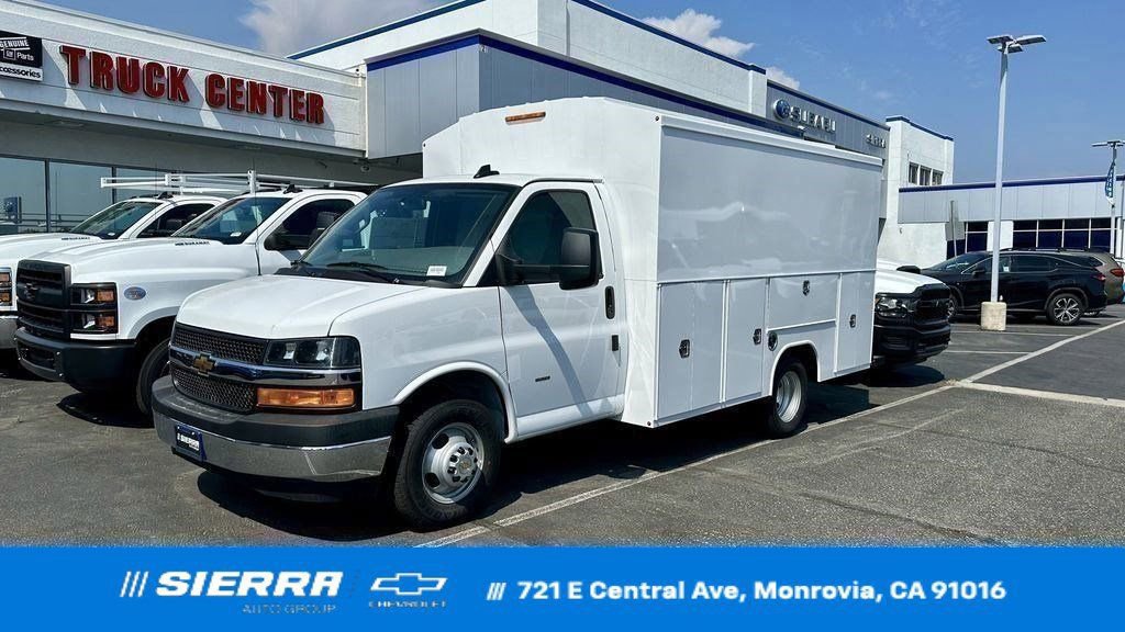 2025 Chevrolet Express Cutaway Base's photo