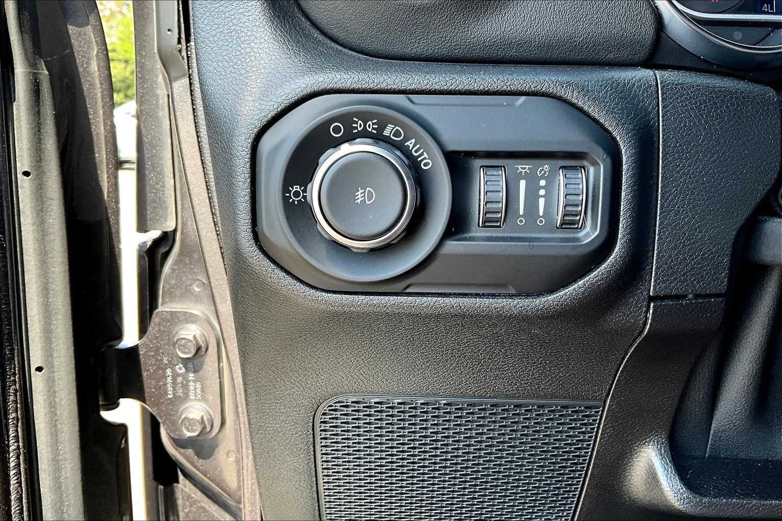 2020 Jeep Wrangler Unlimited Sahara High Altitude photo 31
