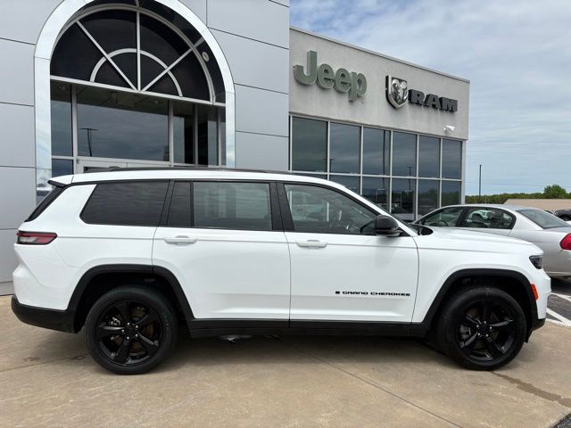 2023 Jeep Grand Cherokee Altitude photo 3
