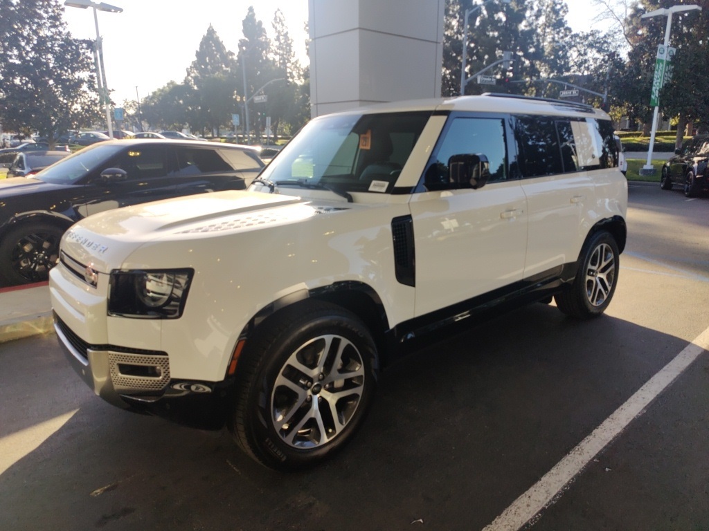 2023 Land Rover Defender SE