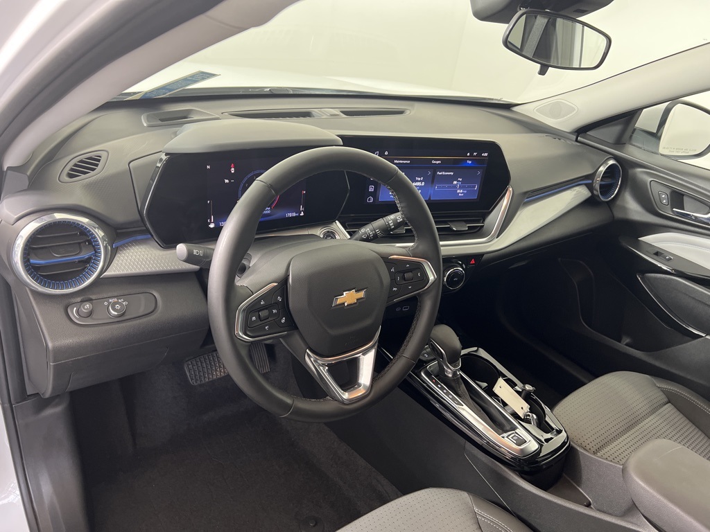 2025 Chevrolet Trax LT photo 2