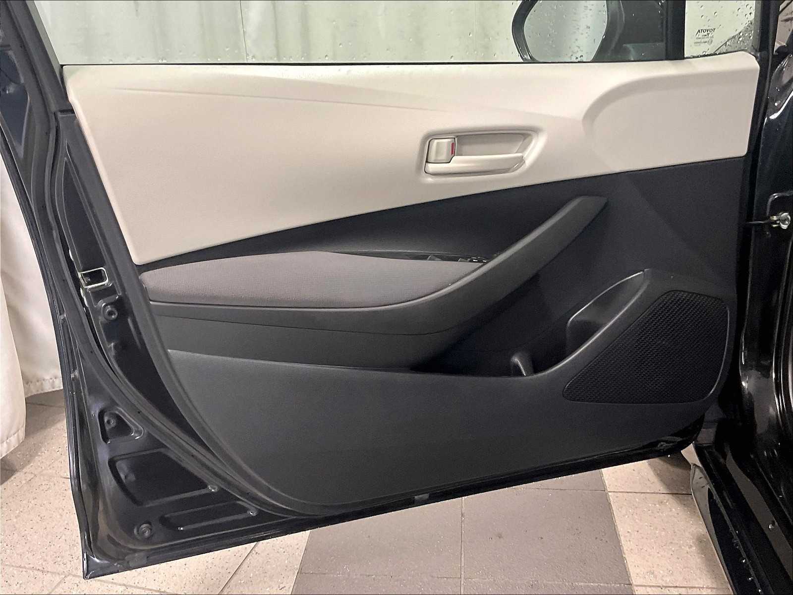 2022 Toyota Corolla LE photo 9
