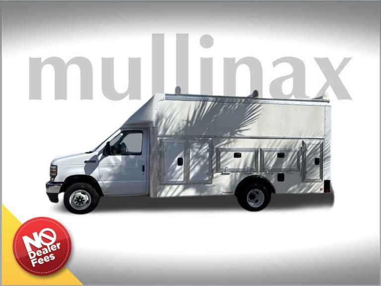 2025 Ford E-450 photo 2