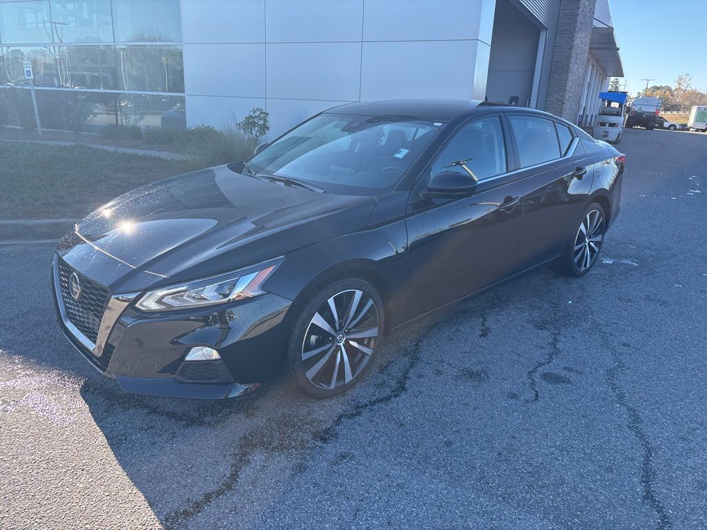 2022 Nissan Altima SR's photo