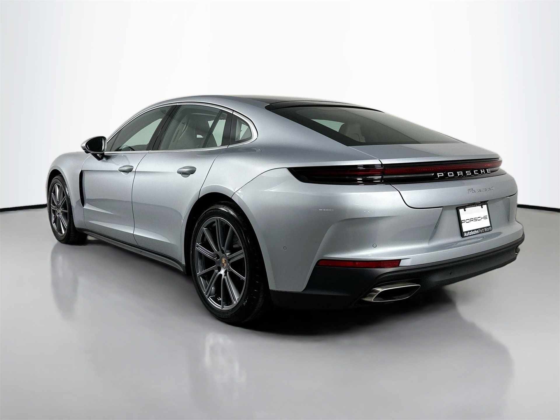 2025 Porsche Panamera 4 photo 3