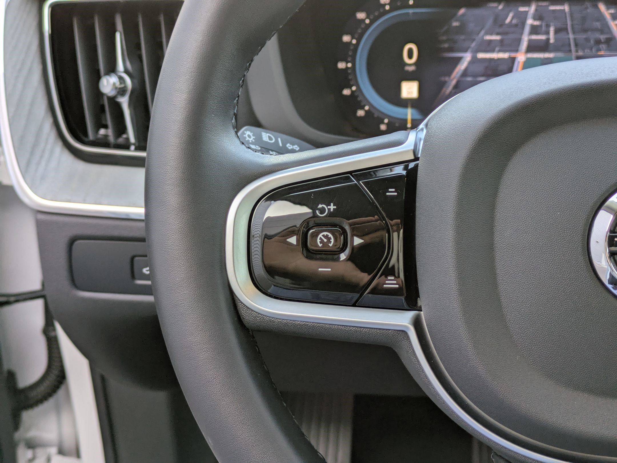 2025 Volvo XC60 Plus photo 16