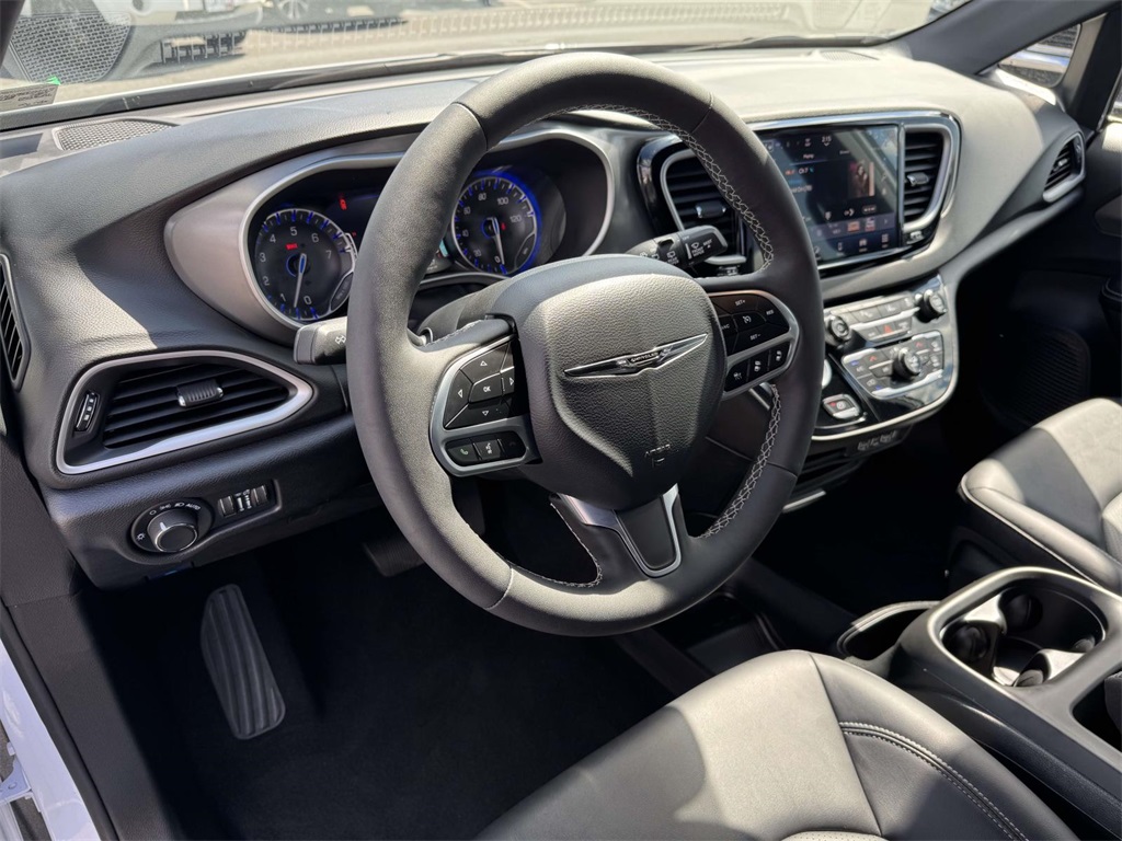 2025 Chrysler Voyager LX photo 2