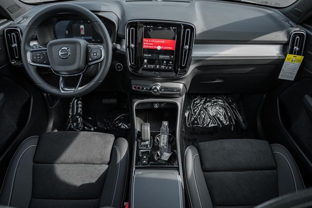 2026 Volvo XC40 photo 18