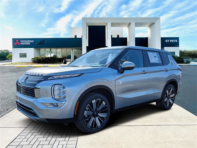 2025 Mitsubishi Outlander SE's photo