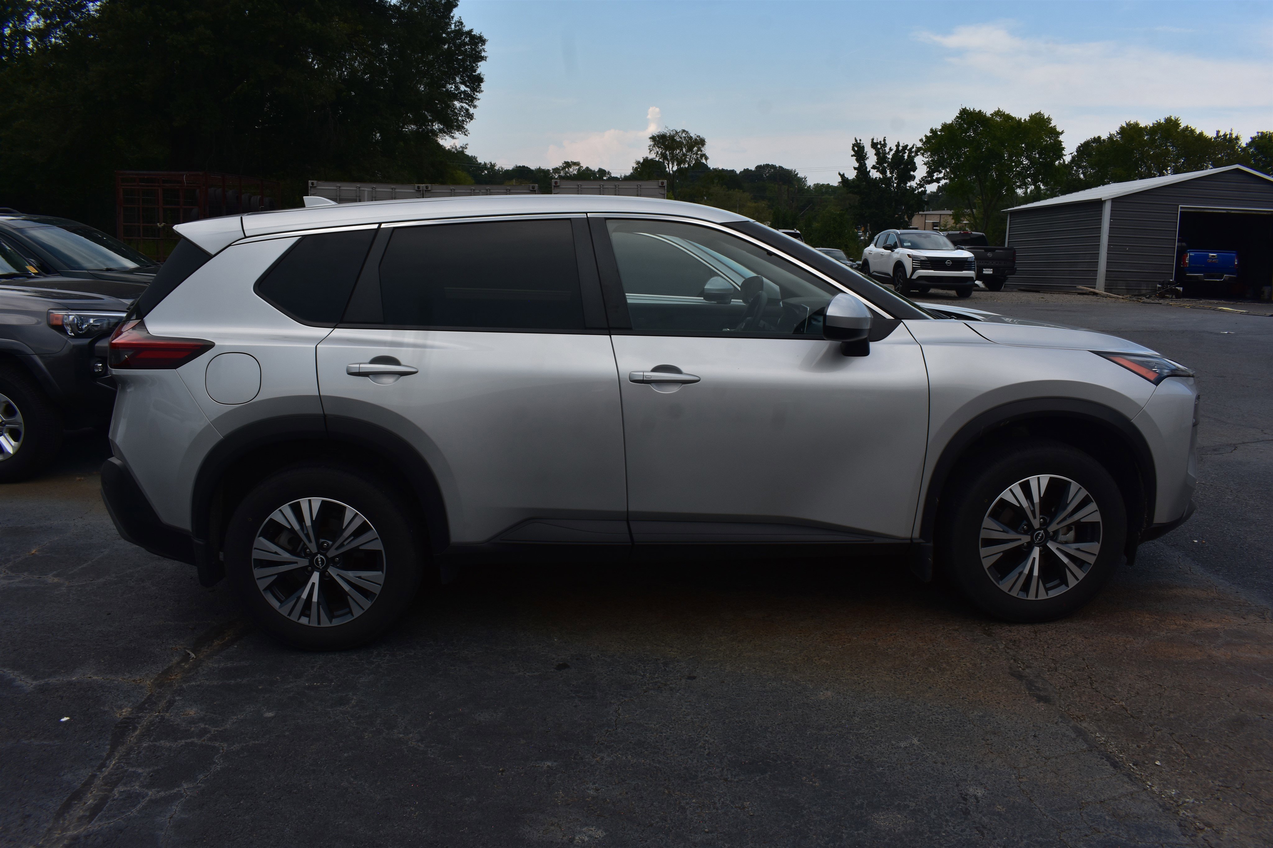 2023 Nissan Rogue SV photo 4