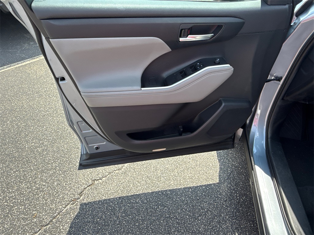 2021 Toyota Highlander XLE photo 10