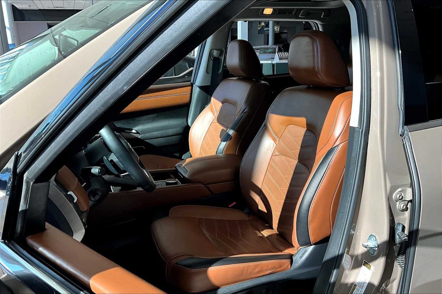 2023 Nissan Pathfinder Platinum photo 14