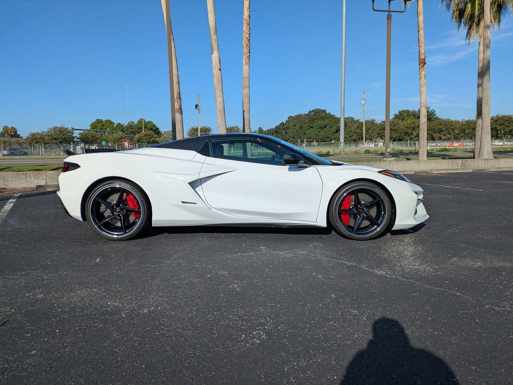 2025 Chevrolet Corvette E-Ray 2LZ photo 3