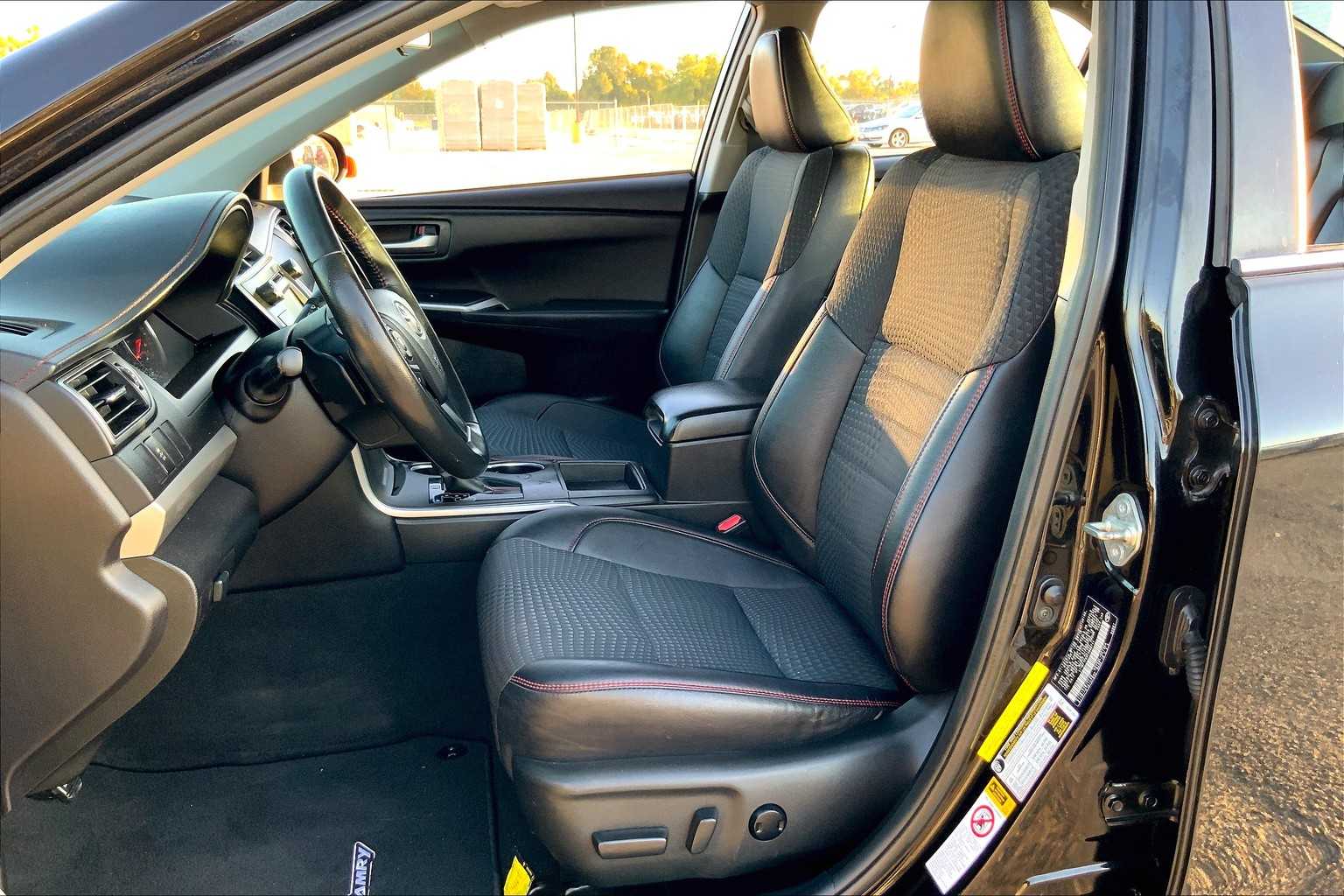2015 Toyota Camry SE photo 7
