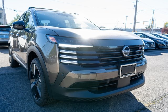 2026 Nissan Kicks SR photo 4