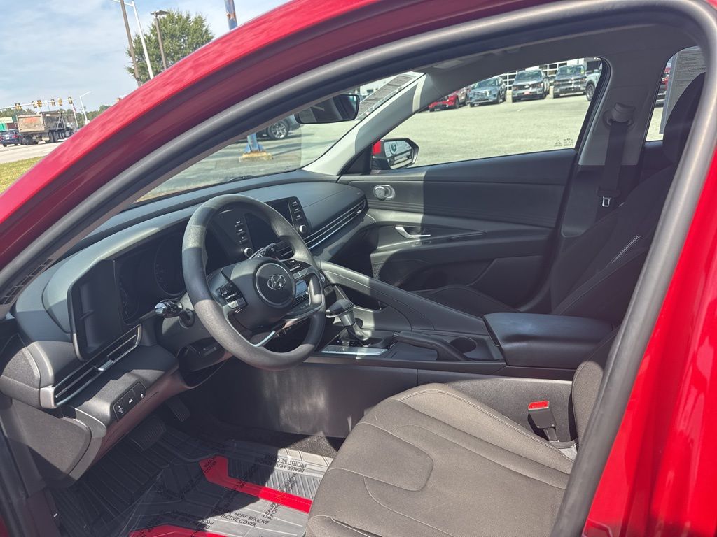 2023 Hyundai Elantra SEL photo 7