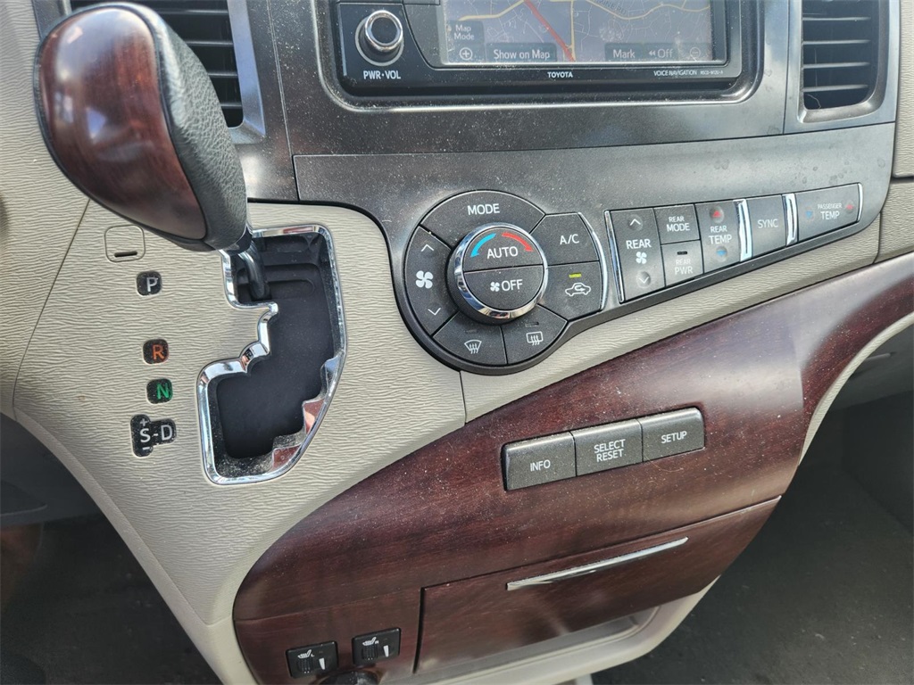2014 Toyota Sienna XLE photo 14