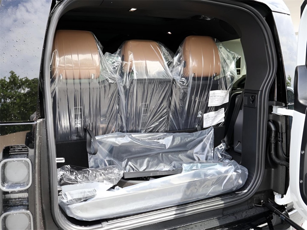 2025 Land Rover Defender 130 V8 photo 14