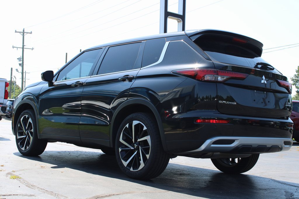 2022 Mitsubishi Outlander SE photo 3
