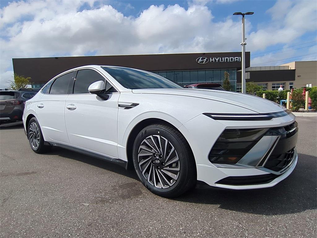 2025 Hyundai Sonata Hybrid SEL photo 2