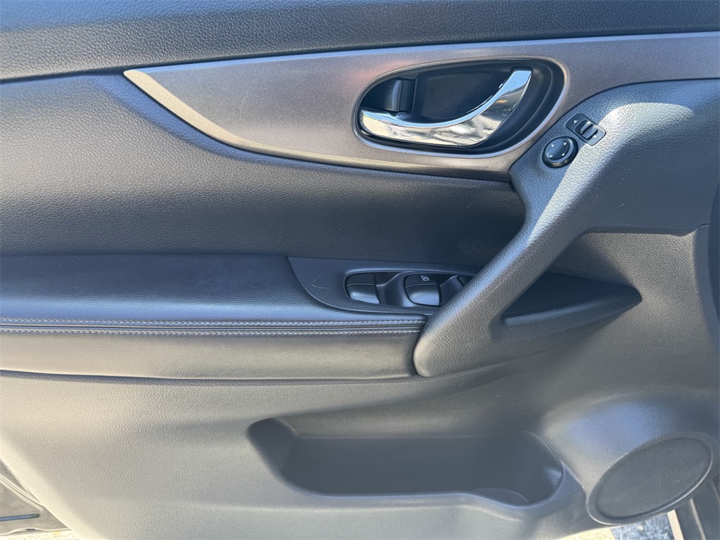 2015 Nissan Rogue S photo 15