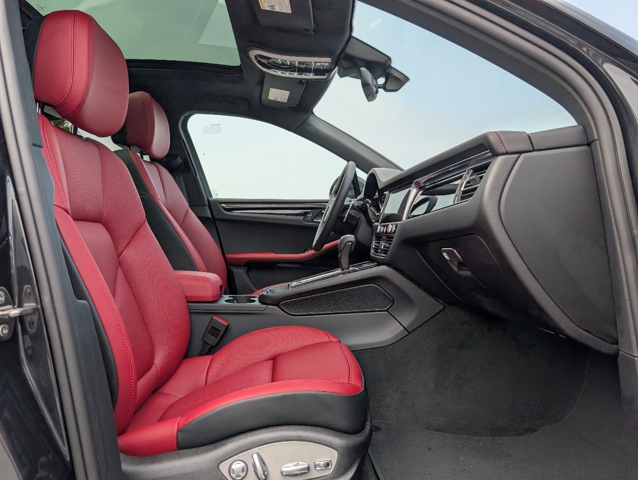 2025 Porsche Macan T photo 16