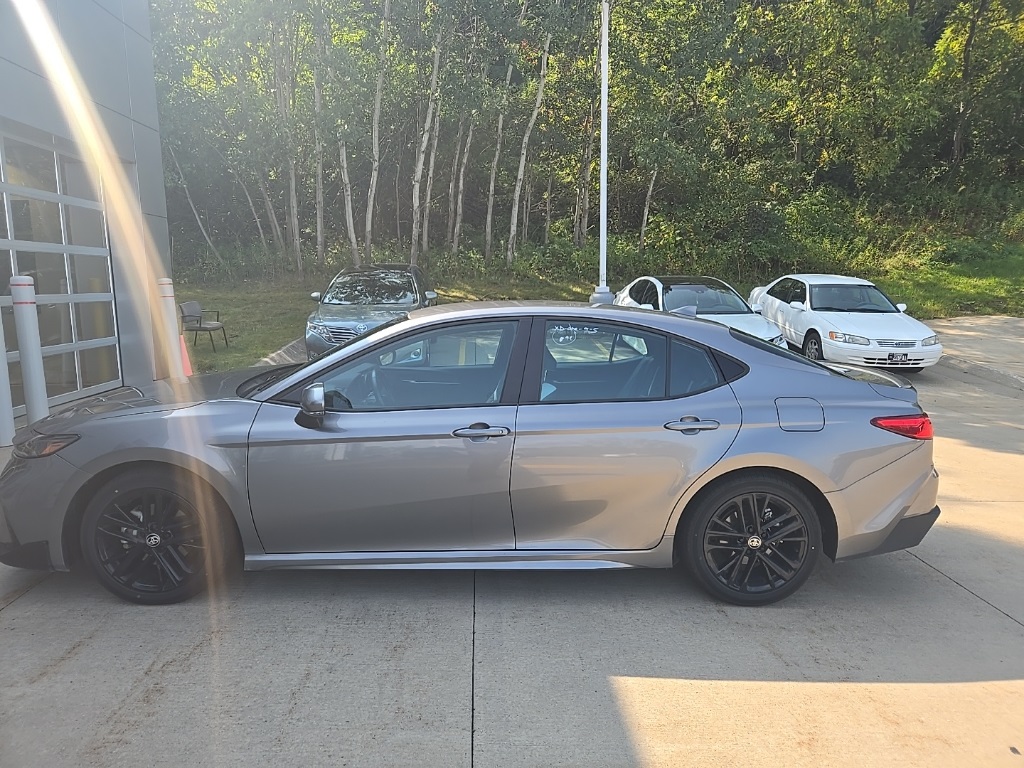 2025 Toyota Camry SE photo 4