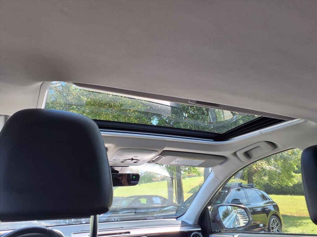 2018 Toyota RAV4 Limited photo 9