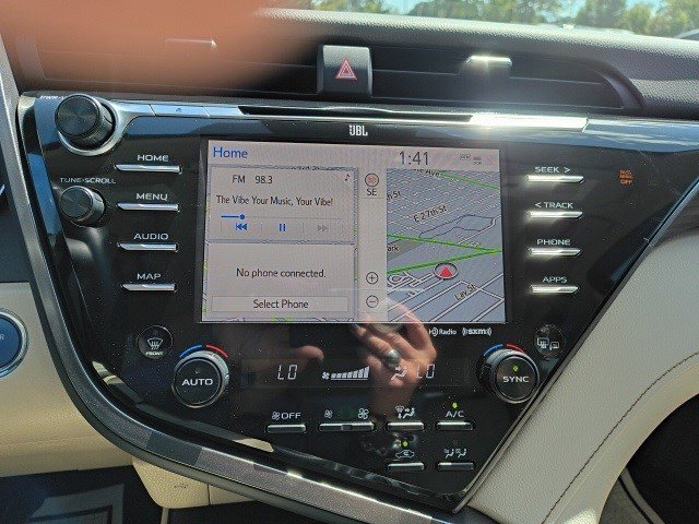 2020 Toyota Camry Hybrid XLE photo 19