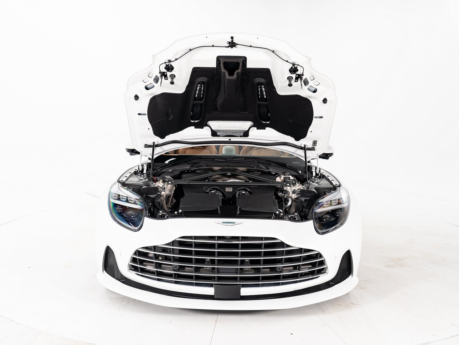 2025 Aston Martin DB12 photo 40