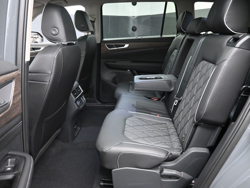 2026 Volkswagen Atlas SEL Premium R-Line photo 2