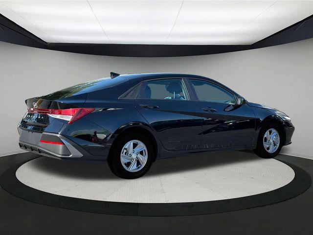 2025 Hyundai Elantra SE photo 8
