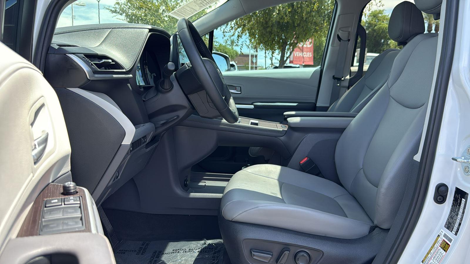 2024 Toyota Sienna XLE photo 24
