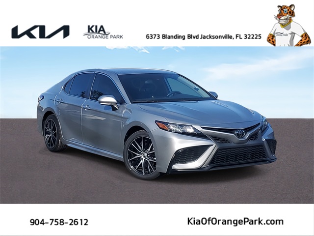 2022 Toyota Camry SE's photo