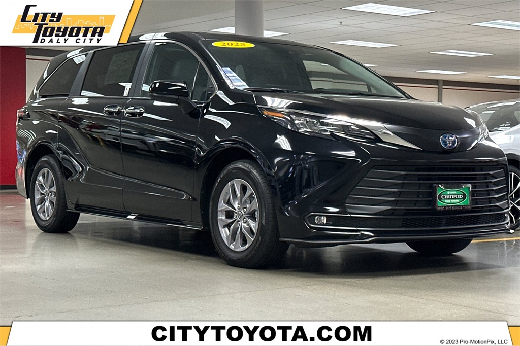 2025 Toyota Sienna XLE's photo