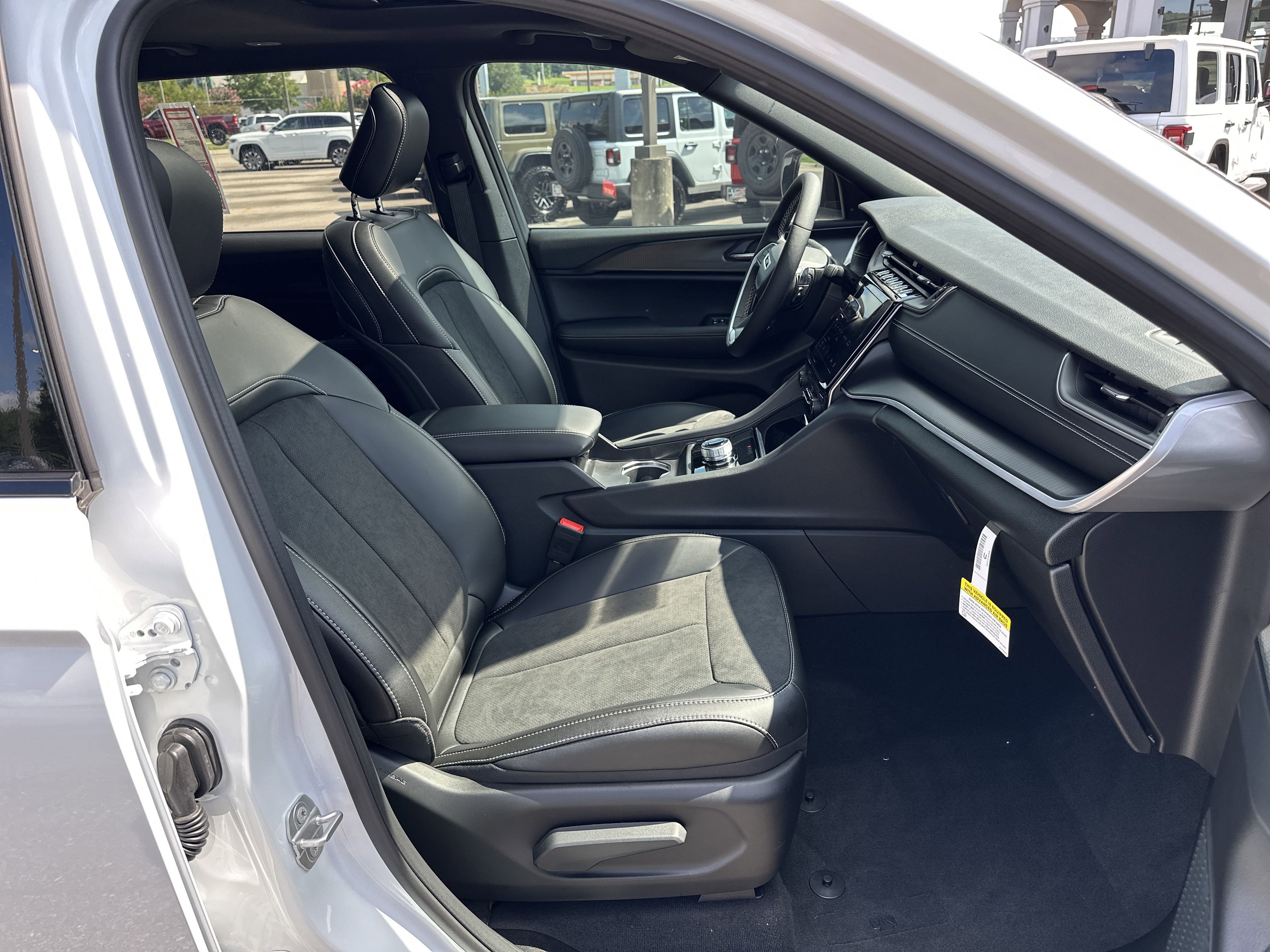 2025 Jeep Grand Cherokee Altitude X photo 2