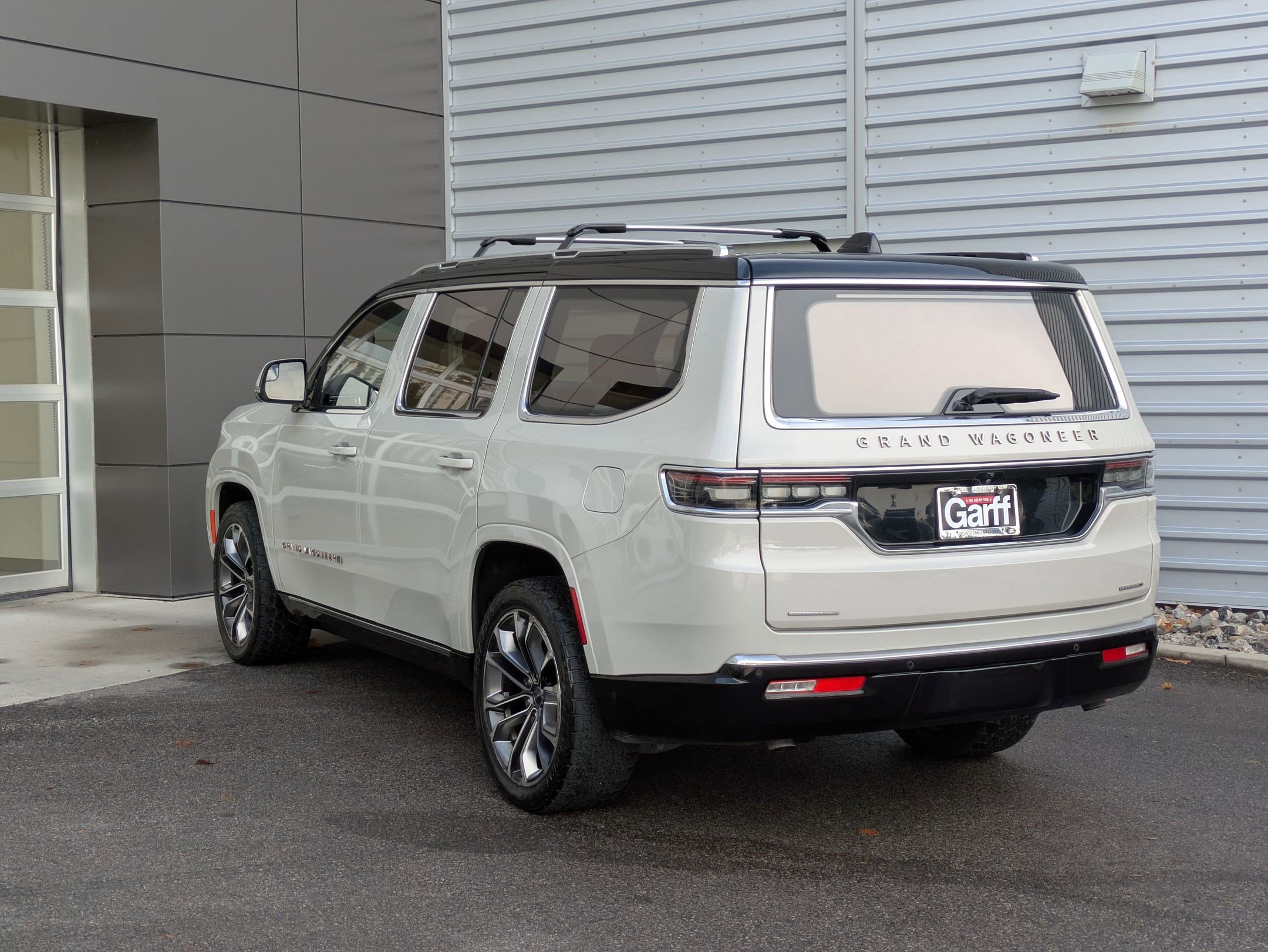 2022 Jeep Grand Wagoneer III photo 3