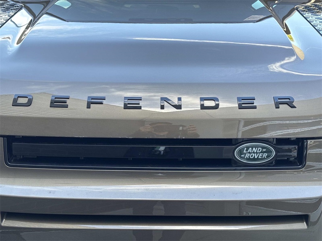 2025 Land Rover Defender 110 X-Dynamic SE photo 3