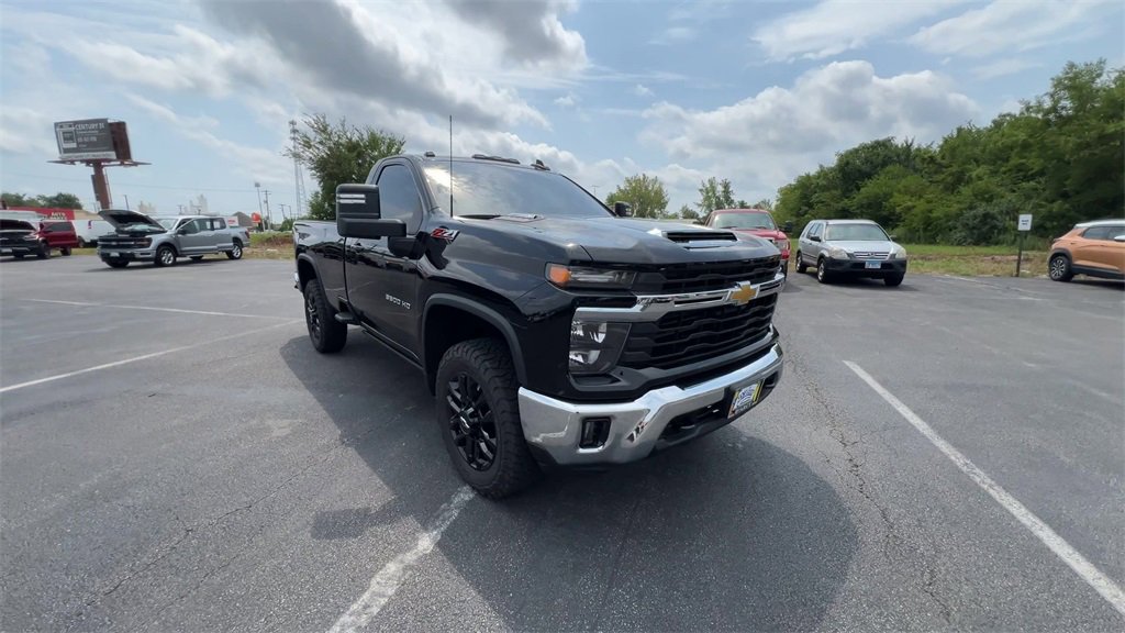 2025 Chevrolet Silverado 3500HD LT photo 2