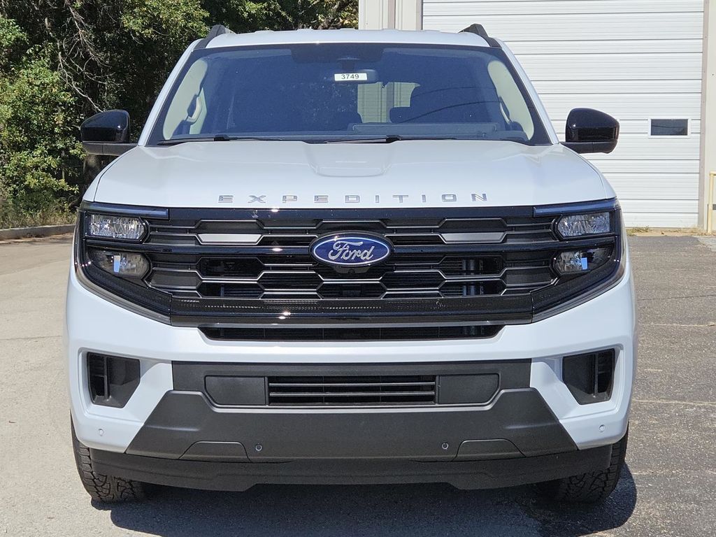 2025 Ford Expedition photo 3