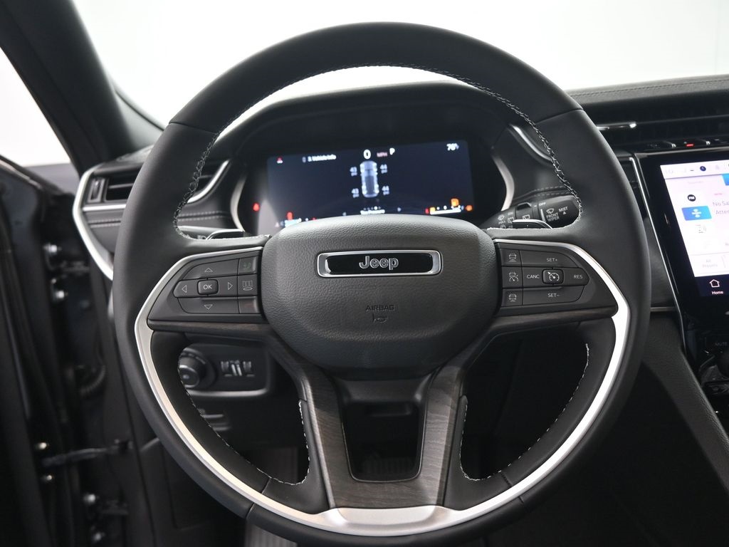 2025 Jeep Grand Cherokee Limited photo 2