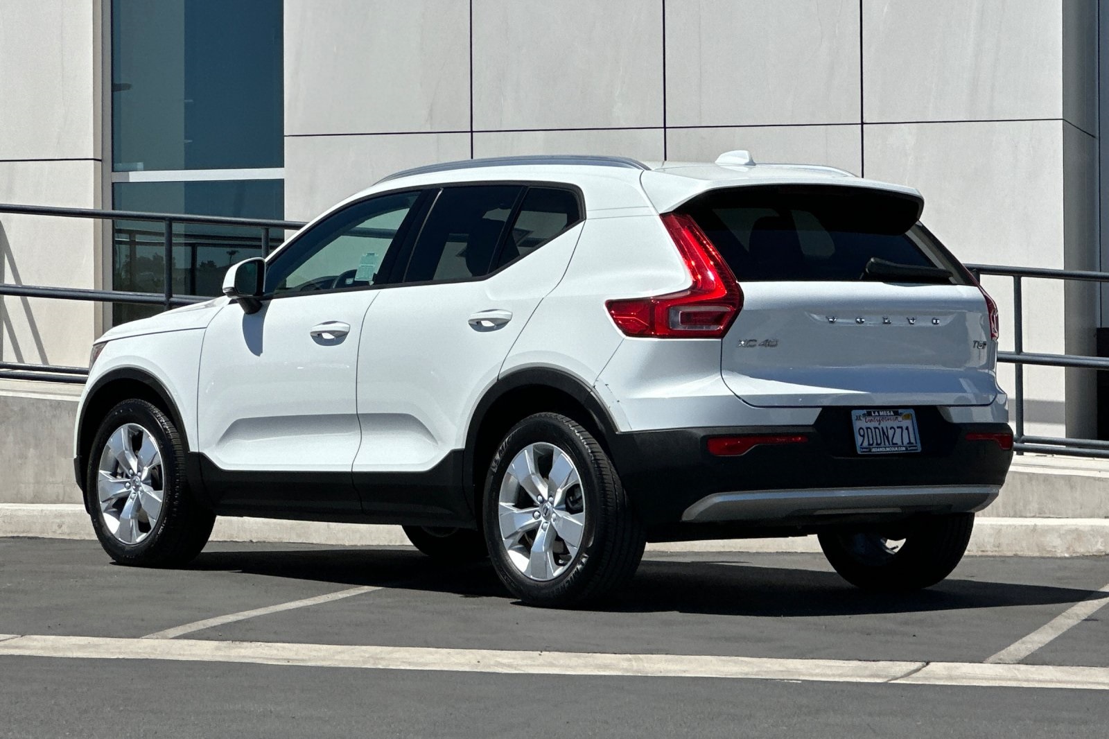 2022 Volvo XC40 Momentum photo 2