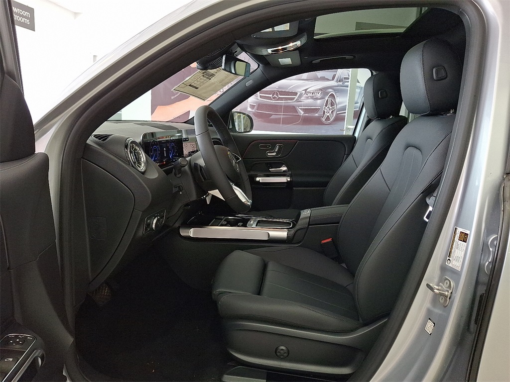 2025 Mercedes Benz EQB 300 4MATIC photo 8