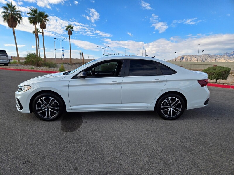 2025 Volkswagen Jetta 1.5T Sport photo 2