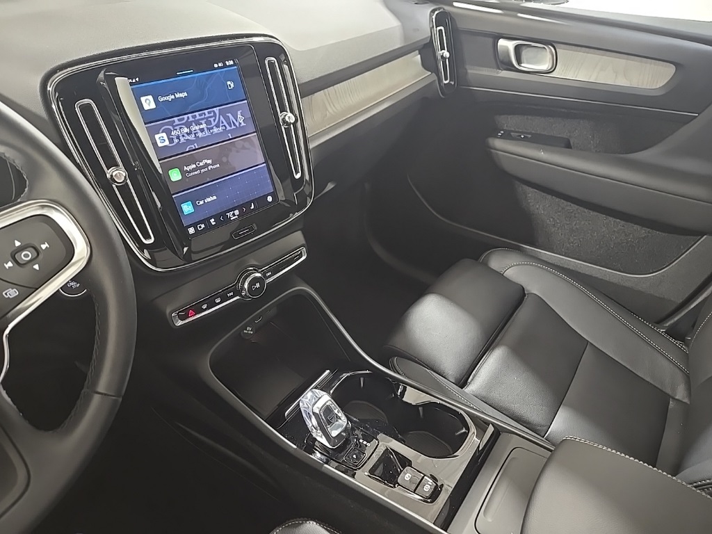 2025 Volvo XC40 Plus photo 13